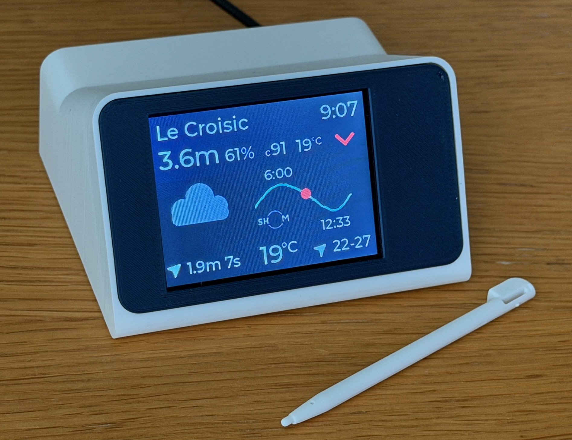 Marine Display connected tide clock on a desk, showing tide height, coefficient and weather for Le Croisic
